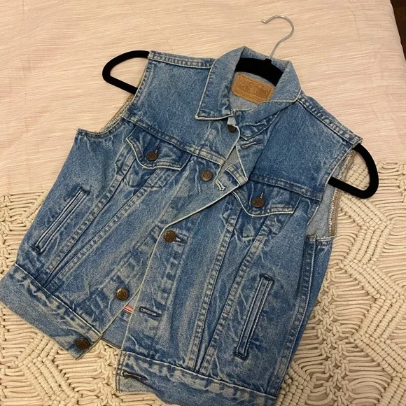 Levi’s save by the Bell vest - Picture 2 of 2